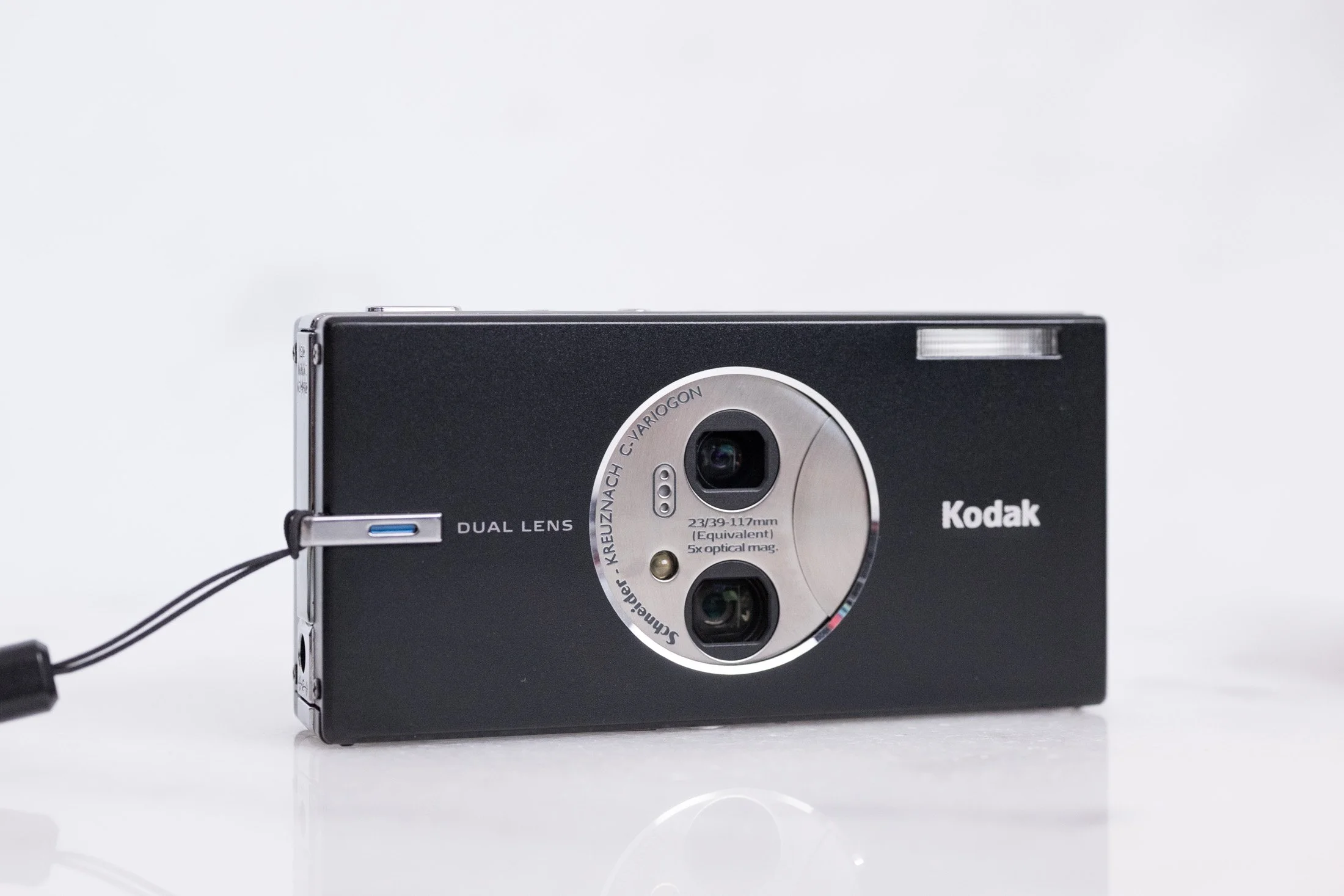 Kodak Easy Share V570 Dual Lens Digicam with SD Card and Batteries